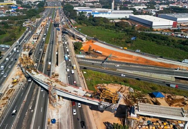 CCR RioSP faz lançamento de vigas do novo viaduto de interligação da Via Dutra à Fernão Dias