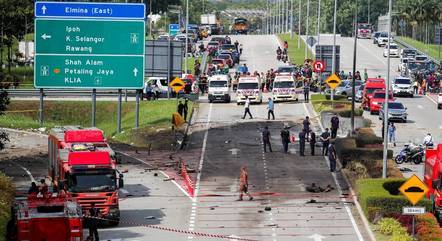 Avião cai e atinge carro e moto em estrada na Malásia; 10 morrem