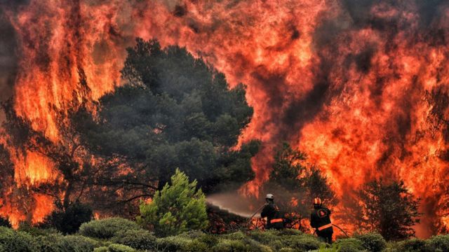 Grécia enfrenta ‘maior incêndio já registrado na União Europeia’