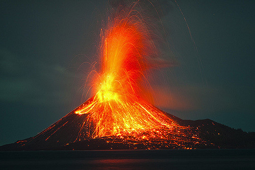 Vulcão Etna entra em erupção e provoca fechamento de aeroporto na Itália