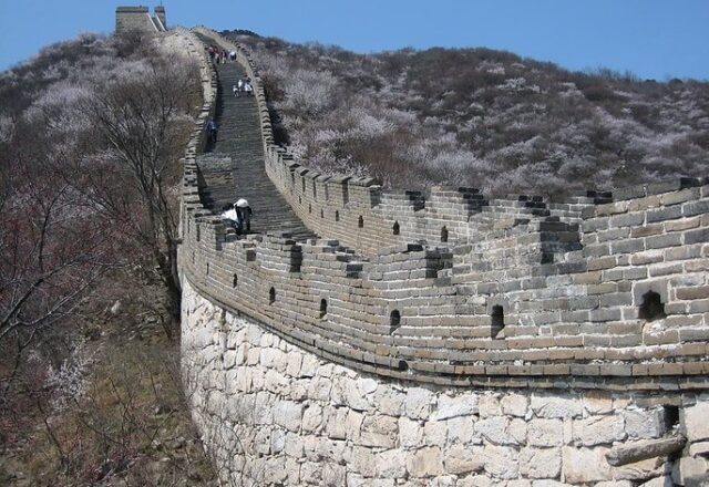 Grande Muralha da China é danificada por escavadeira que abria atalho para trabalhadores