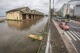 Águas do Guaíba invadem a orla de Porto Alegre; cidade entra em alerta por causa de ciclone