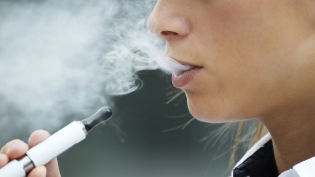 Sem regulamentação, 1 a cada 5 jovens consome cigarro eletrônico no Brasil, diz pesquisa