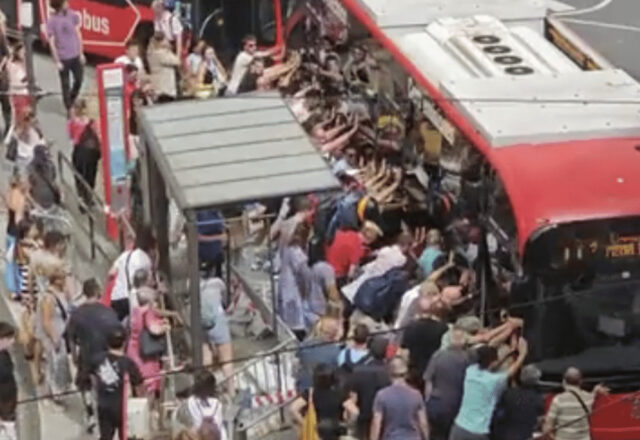 Passageiros e pedestres erguem ônibus para salvar idoso na Espanha