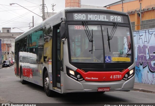 Ônibus não freia, bate em 3 carros e idosa é atropelada em São Paulo