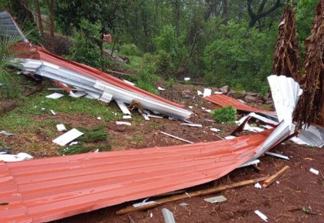 Igreja destruída e carro arrastado: chuva e vendaval causam estragos em SC