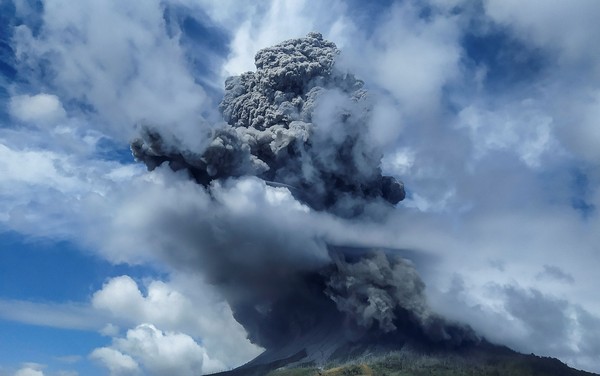 Alpinistas morrem após erupção de vulcão na Indonésia; 12 estão desaparecidos…