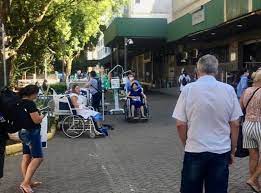 Pacientes ficam na calçada após incêndio atingir hospital de Porto Alegre…