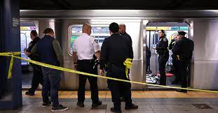 Homem morre atropelado por metrô após ser empurrado em estação em Nova York
