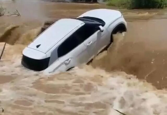 Quatro morrem após carro cair em vala e ser levado pela correnteza em Goiás…