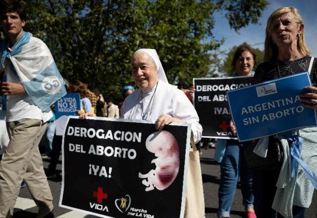 Aborto na Argentina: grupos acusam Milei de desinformação e menos remédios…