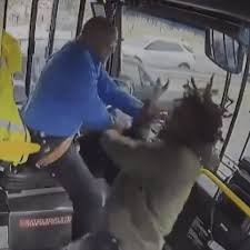 Homem ataca motorista de ônibus e causa acidente nos EUA; veja o vídeo…