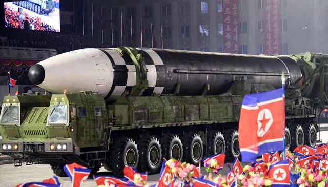 Kim Jong Un inspeciona teste de foguetes de lançamento múltiplo, diz mídia estatal