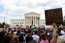 Manifestantes protestam durante análise de caso sobre aborto na Suprema Corte