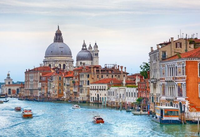 Veneza começa a cobrar taxa de turistas em experimento para controlar turismo de massa…
