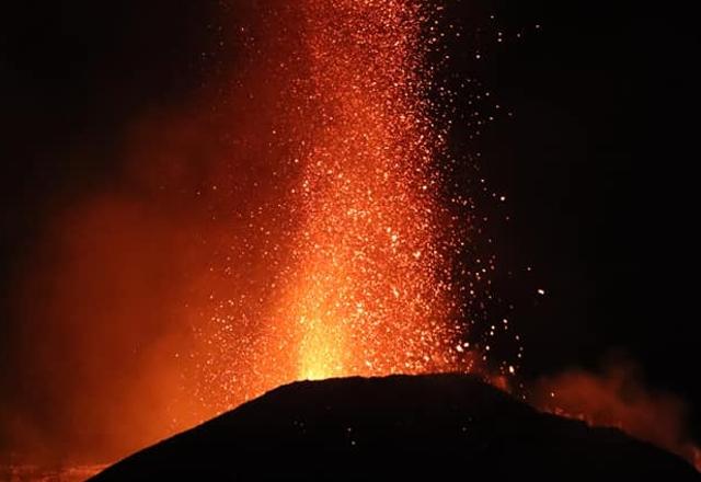 Vulcão Etna na Itália sopra fumaça em formato de anéis; veja fenômeno