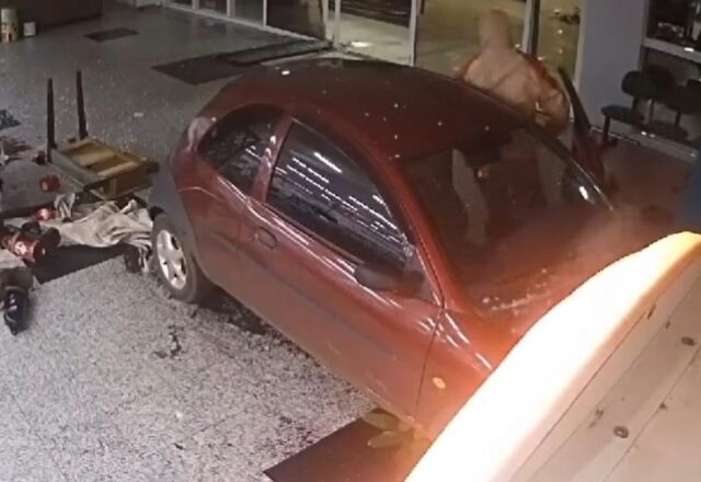 Homem invade supermercado com carro por não aceitar fim de relacionamento…