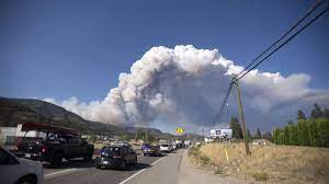 Grande incêndio florestal atinge cidade turística no Canadá