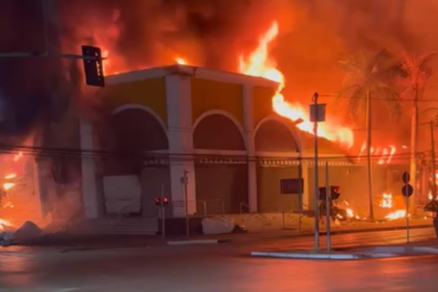 Shopping popular de Cuiabá pega fogo e fica completamente destruído