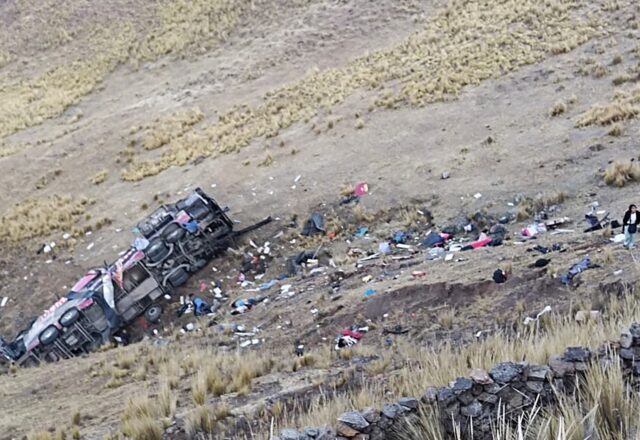 Ônibus cai em penhasco e mata 23 pessoas na região dos Andes, no Peru…