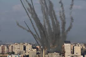 Israel entrega 80 corpos a Gaza; palestinos acusam Netanyahu de crimes de guerra